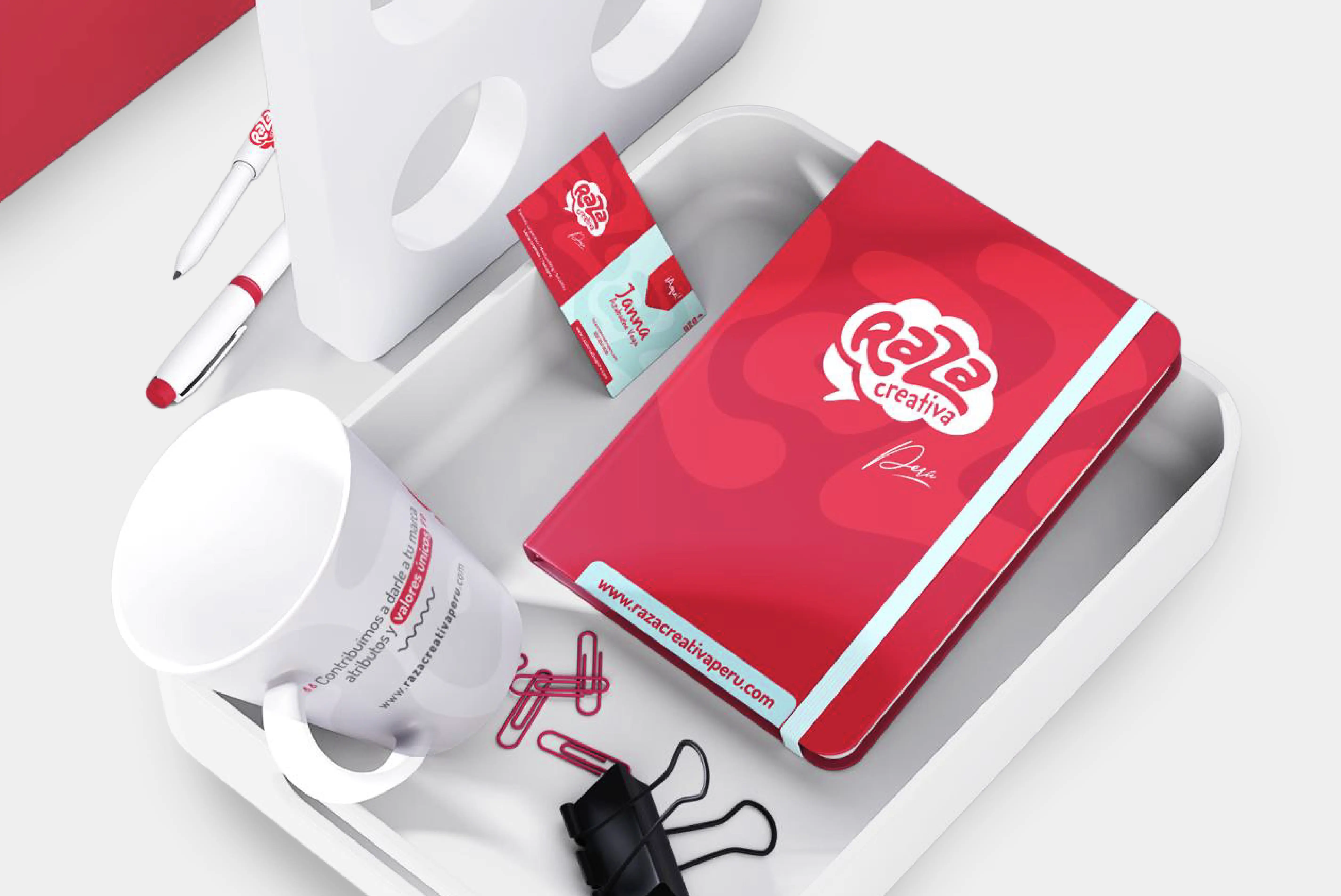 Maqueta de kit de marca para Raza Creativa con agenda, taza, tarjeta de presentación y bolígrafos brandeados.