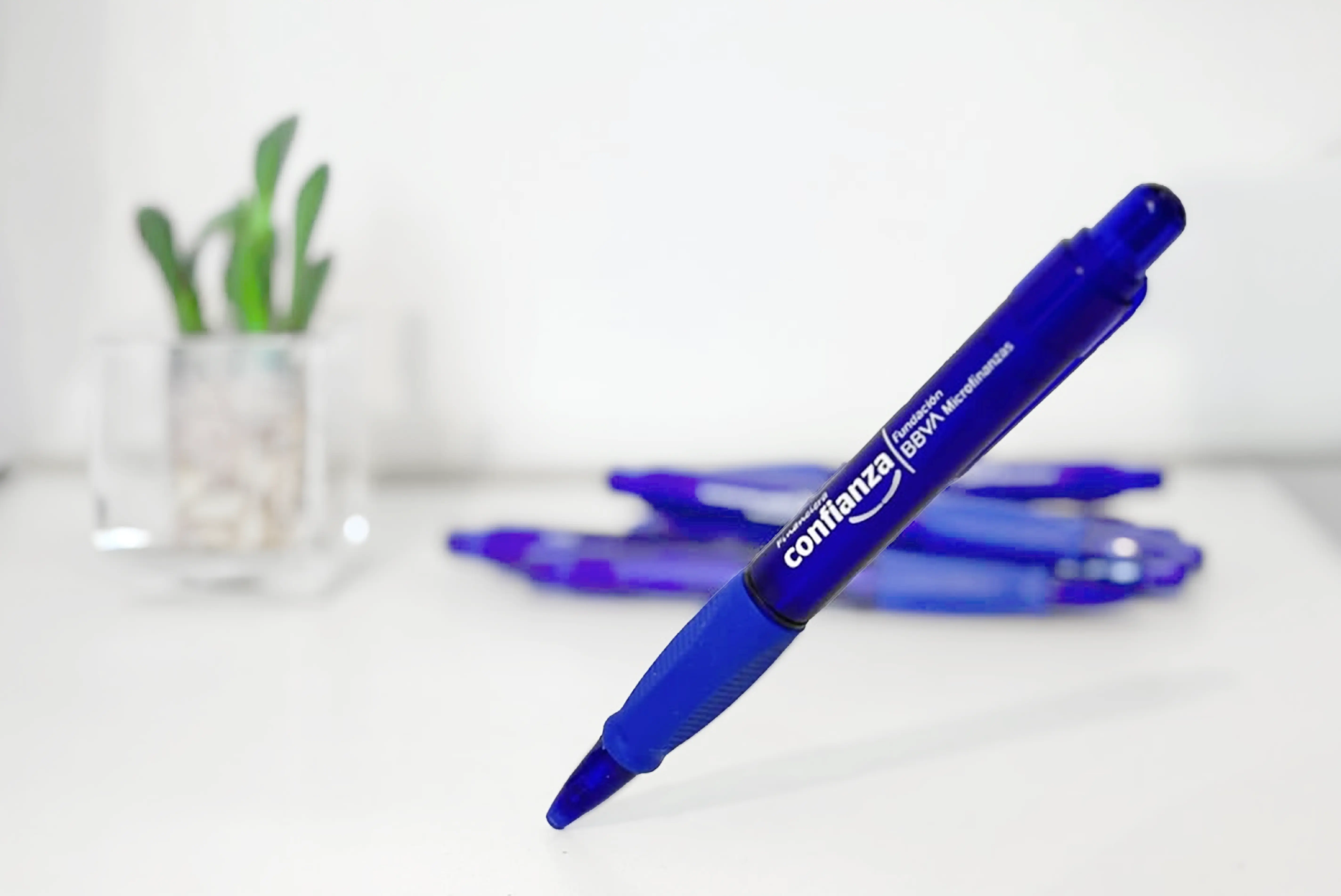 Material promocional de merchandising, lapicero de plastico con serigrafía a un solo color el logotipo.