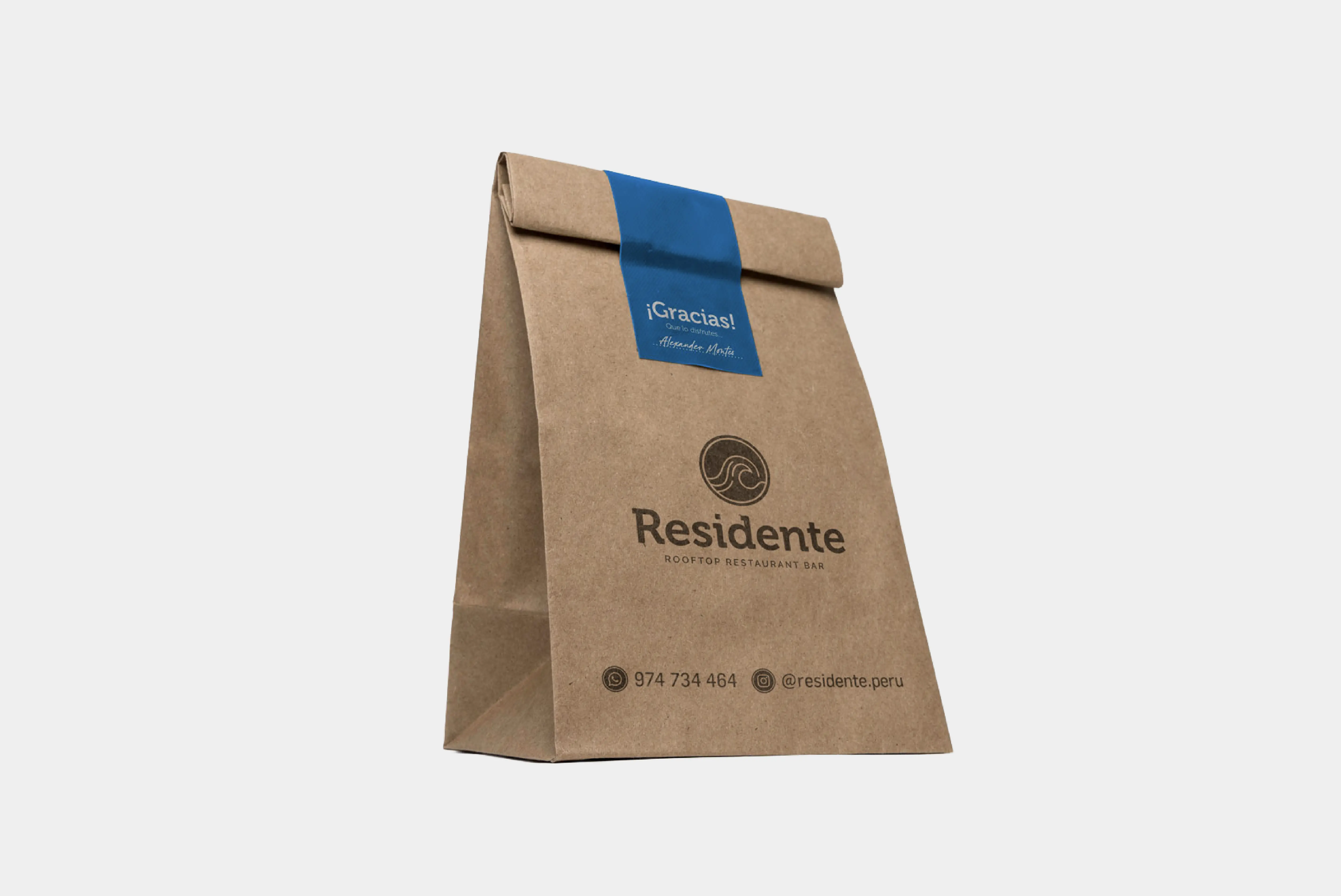 Bolsa de papel kraft para llevar de restaurantes con logotipo a un solo color más datos de contacto, con adhesivo de color azul para sellar.